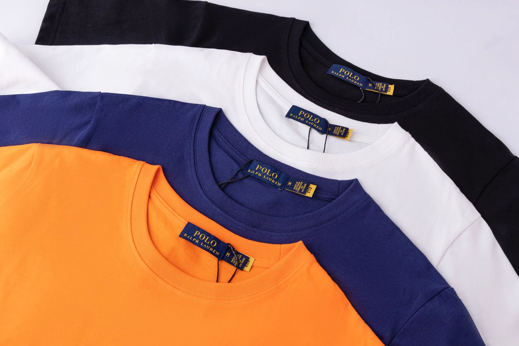 P126 Style number: 510 Ralph Lauren/Ralph Lauren 25ss new style pockets with pony embroidery on the hem, round neck short sleeves. The main logo on the neck has a QR code that can be scanned for verification, and the detailed bear logo embroidery is all high-density and made with imported Tajima machines, distinguishing it from low-end products on the market. 32 counts, 240g hydrophilic toner, 100% cotton fabric, comfortable and soft, highly breathable, focusing on high-end cost-effectiveness, needless to say good quality. Available in a variety of colors, both boys and girls can try this genderless style, giving them a yuppie tone in no time. Immerse yourself in your leisurely style, and have your own style in retro. Natural, vivid, and very French romantic feelings perfectly integrate the youthful atmosphere with the trend. The clever embellishment of the classic pony logo embroidery carries all the eye-catching points. Color: black, white, navy blue, orange Size: S-xL S Shoulder width 44 Bust 100 Sleeve length 22 Clothing length 68 M Shoulder width 46 Bust 104 Sleeve length 23 Clothing length 70 L Shoulder width 63 Bust 108 Sleeve length 24 Clothing length 72 xL Shoulder width 50 Bust 112 Sleeve length 25 Clothing length 74